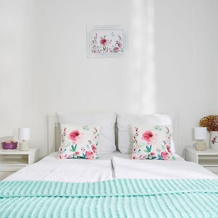 Szarka Vendeghaz Es Pince Apartment Mad Ngoại thất bức ảnh