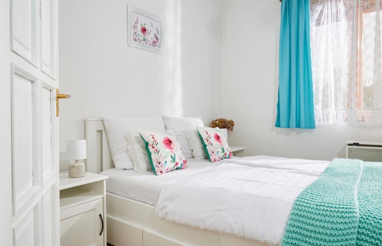 Szarka Vendeghaz Es Pince Apartment Mad Ngoại thất bức ảnh