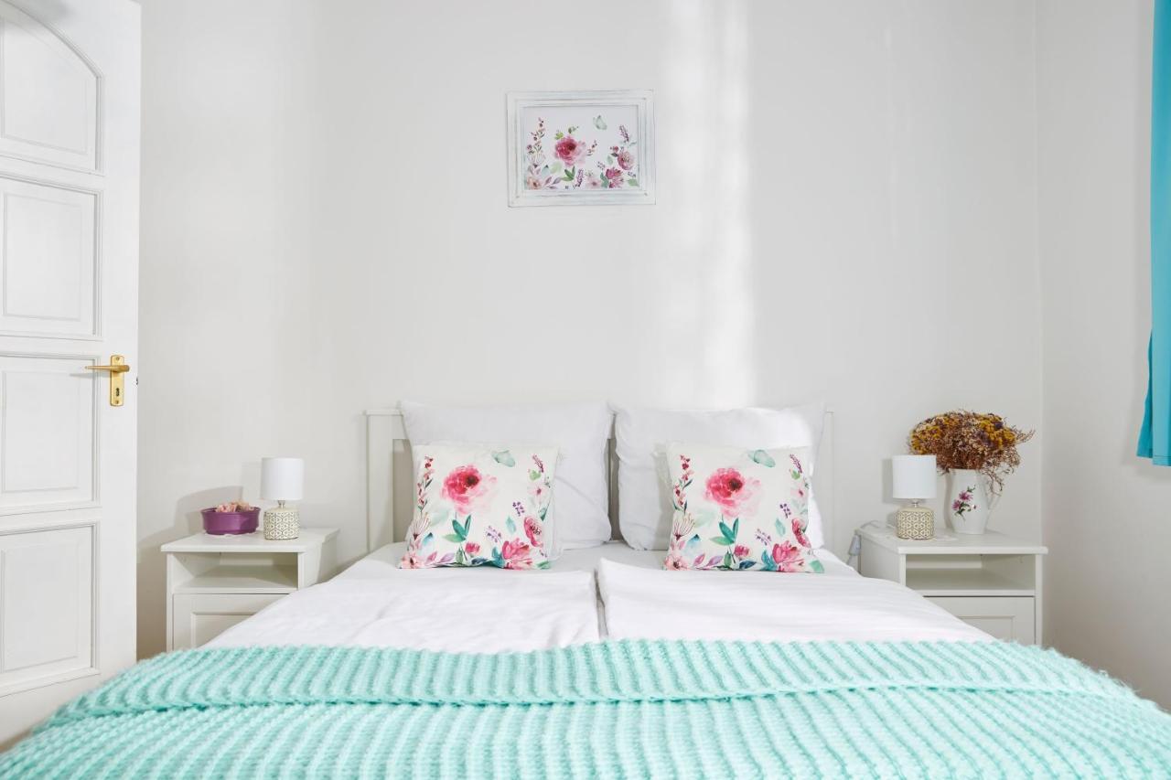 Szarka Vendeghaz Es Pince Apartment Mad Ngoại thất bức ảnh